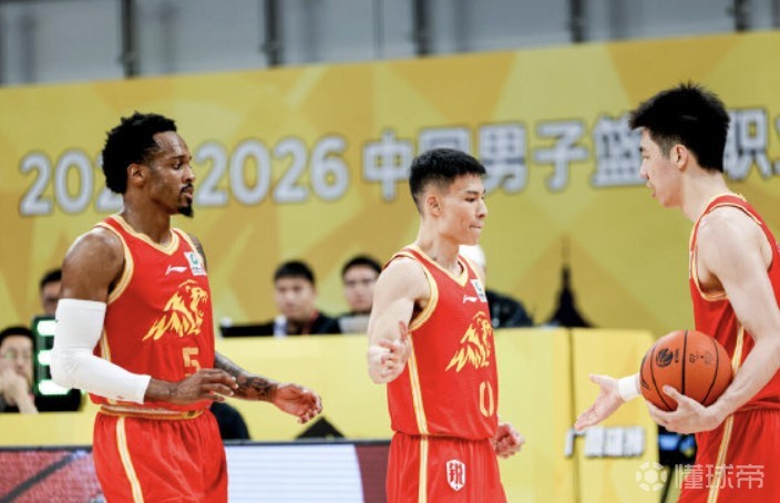 媒体人:王博把孙铭徽放替补激活了双小外,现在两队是尖矛互刺